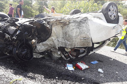 Buldan-Güney Yolu’nda kaza: 1 ölü, 2 ağır yaralı