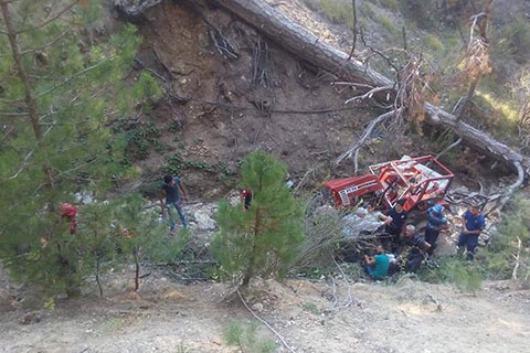 Çameli’de traktör 60 metrelik uçuruma yuvarlandı