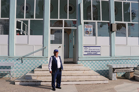 Eşinin vasiyetini yerine getirdi, camiyi yeniledi