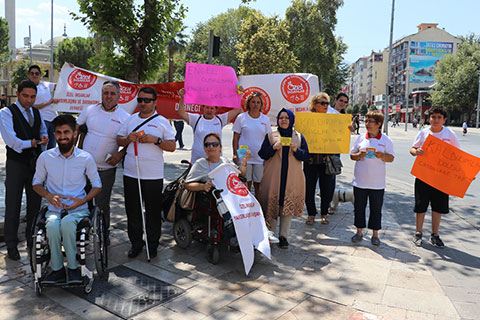 Engellilerden kaldırıma parka tepki yürüyüşü