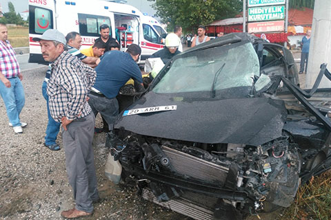 Kale’de otomobil elektrik diğerine çarptı: 1 ölü