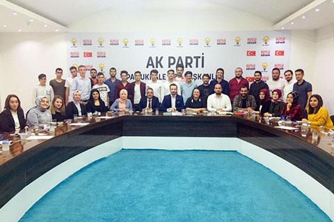 ÖK SİYASETTEKİ TECRÜBESİNİ GENÇLERLE PAYLAŞTI