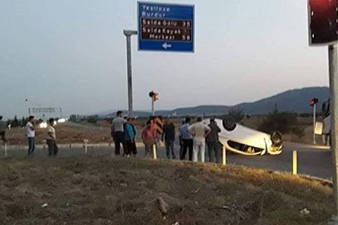 Acıpayam’da takla atan otomobil ters döndü