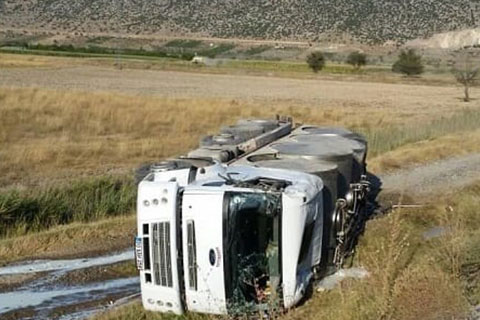 Acıpayam’da Süt Tankeri Devrildi
