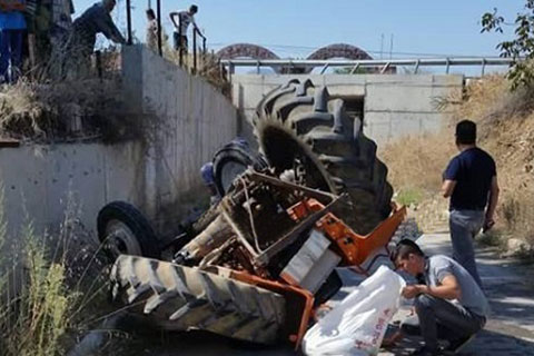 Acıpayam’da traktör geçide düştü: 2 yaralı