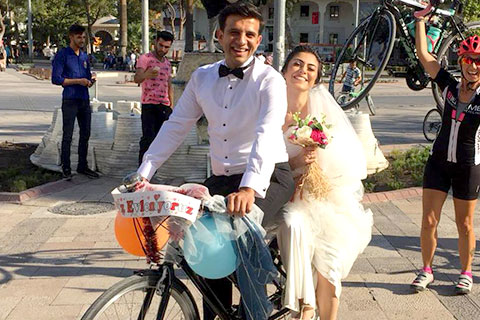 Bisikleti gelin arabası yaptılar