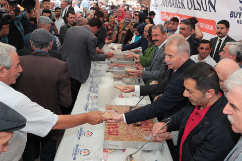 Büyükşehir Belediyesi 15 bin kişiye aşure dağıttı