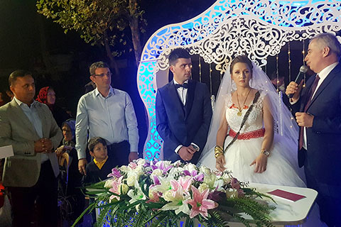 Çal’da renkli anlar yaşatan nikah