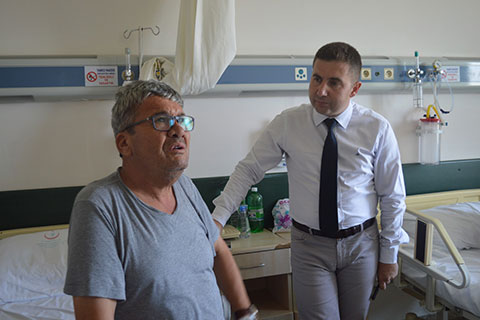 Varlıker zehirlenenleri ziyaret etti