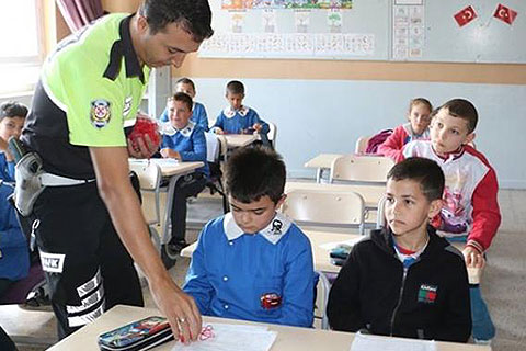 Öğrencilere kırmızı düdük eğitimi