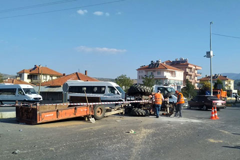 Çivril’de servis minibüsü ile traktör çarpıştı: 4 yaralı