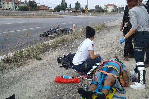 Kaskı motosiklete taktı, kazada ağır yaralandı