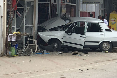Kaldırımda oturan esnafa otomobil çarptı