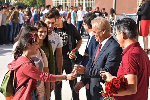 Öğrenciler karanfillerle karşılandı