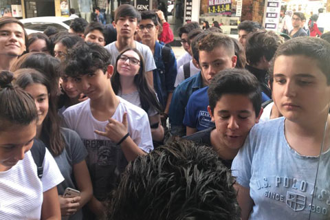 HER ŞEY BİR İMZA BİR SELFIE İÇİN