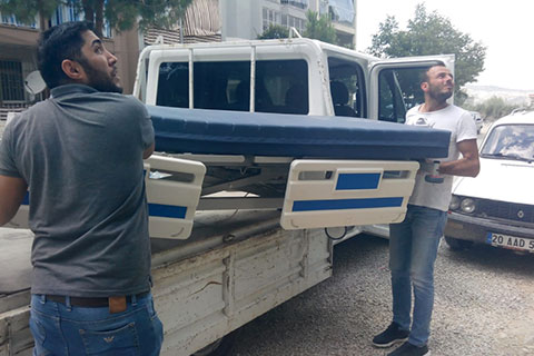 Sarayköy Belediyesi köprü oluyor, halk paylaşıyor