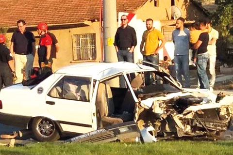 Denizli’de otomobil direğe çarptı: 1 ölü, 4 yaralı