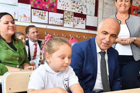 Yeni Eğitim-Öğretim Yılının İlk Ders Zilini VALİ ÇALDI