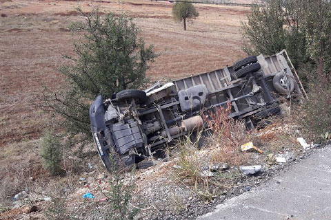Acıpayam’da minibüs tüp kamyonuna çarptı