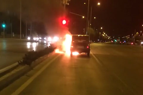 Otomobil alev alev yandı
