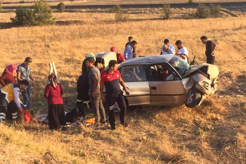 Denizli’de otomobil şarampole devrildi: 2 ölü, 3 yaralı