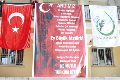Eski Belediye Binası’nın önüne ‘Andımız’ı astı