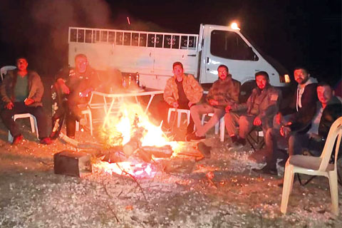 Çal’da kamp yapan tatilciler ağaç dikti