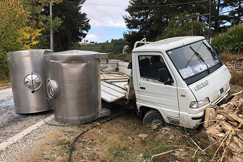 Kamyonet yoldan çıktı, süt tankları yola savruldu