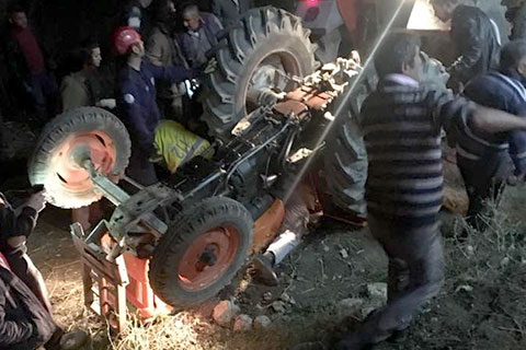 Çameli’de devrilen traktörün altında kalan çiftçi yaralandı