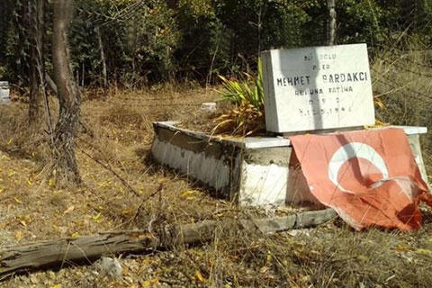 Çivril’de şehit mezarının içler acısı hali tepki çekiyor