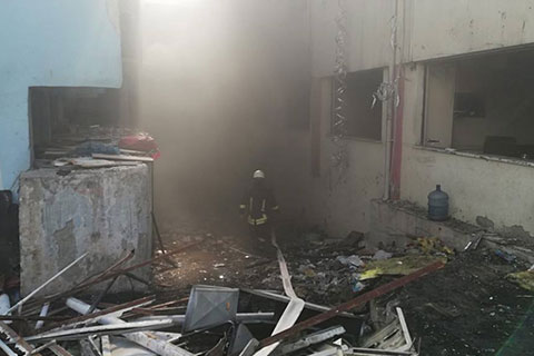 Yıkımı süren eski PAÜ hastanesinde yine yangın çıktı