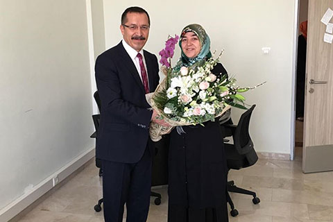 Rektör eşinin atanmasıyla ilgili haberlerin faturasını yine personele kesti