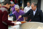 Hayır sofraları caddelere kuruldu