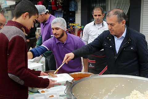 Hayır sofraları caddelere kuruldu