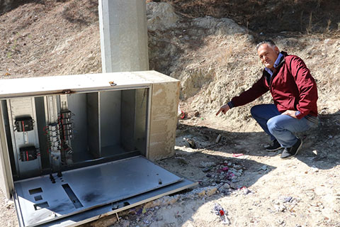 Hırsızlar trafoyu parçaladı, kabloları çaldı