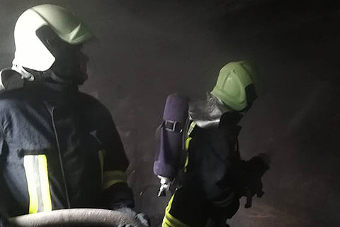 Çal’ın Akkent Mahallesi’nde yanan evde mahsur kalan adamı itfaiye ekipleri kurtardı
