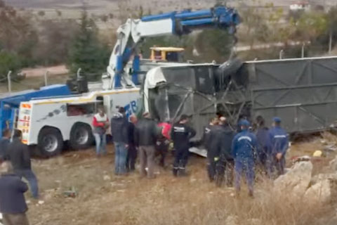 Cankurtaran’da otobüs devrildi, 13 kişi yaralandı