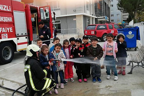 Anaokulu minikleri yangın tatbikatında