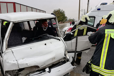 Yaralanan sürücü kurtarılmayı bekledi