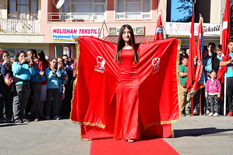 Kızılcabölük’te Cumhuriyet temalı defile
