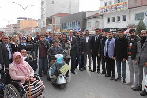 Hollanda’daki ülkücülerden Acıpayam’a 20 akülü engelli aracı