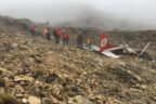 Hayatını kaybeden pilotları ekipler karadan taşıyor