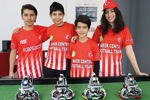 Öğrencilerin yaptığı yapay zekalı robotlar futbol oynuyor