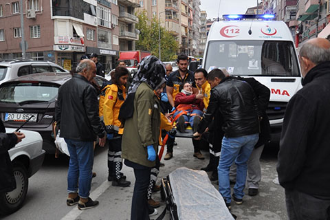 Otomobiller çarpıştı, yaya yaralandı