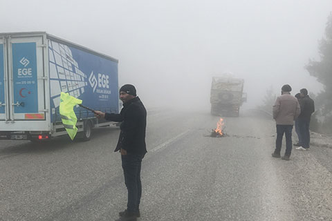 Denizli-Antalya Karayolu’nda yoğun sis trafiği aksatıyor