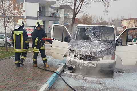 Minibüsü küle dönmekten itfaiye kurtardı