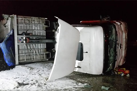 Çivril’de buzlanan yolda devrilen TIR’ın sürücüsü sıkıştı