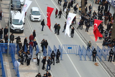 Delikliçınar Meydanı’na girişler kapatıldı