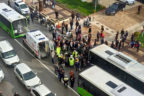 Belediye otobüsü polise çarptı