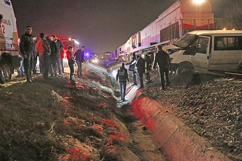 Honaz’da yük treni panelvana çarptı: 5 yaralı